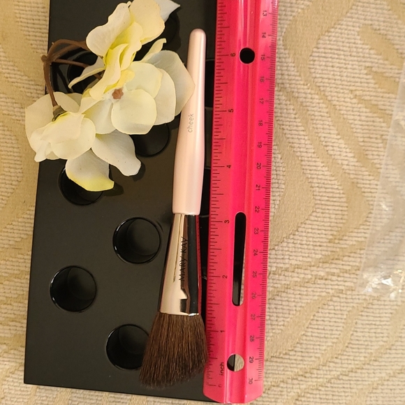 Mary Kay Cheek Brush - Picture 4 of 4